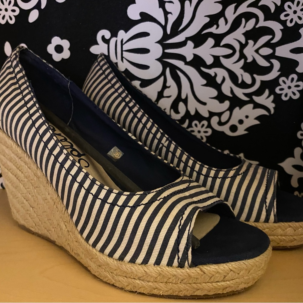 Taking offers! Discontinued “Splendid” from Neiman Marcus stripe wedges w box